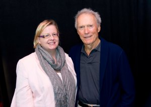Clint Eastwood täyttää tänään 85 vuotta. Tahtiaan hän ei aio hidastaa. ”Pitkästyn, ellen tee töitä, joten en aio vetäytyä eläkkeelle. Kun olen aktiivinen, pysyn menossa mukana. Olen sen verran levoton, että jaksan ihailla auringonlaskua ehkä yhden illan ja sitten janoan taas toimintaa”, Eastwood sanoi viime vuoden joulukuussa, kun tapasin hänet Los Angelesissa. Kuva: HFPA